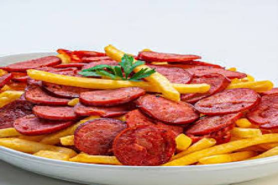 Chouriço com batata frita