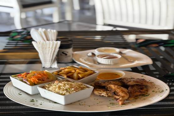 1/2 Frango no forno com batata dourada, arroz de vegetais e salada.