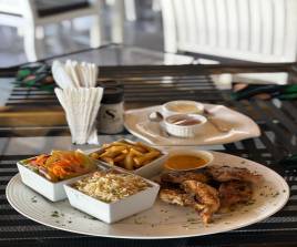 1/2 Frango no forno com batata dourada, arroz de vegetais e salada.